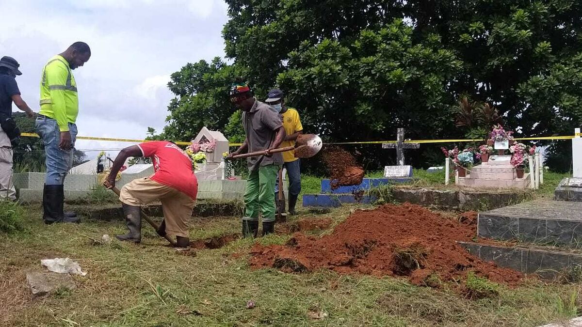 realizan-exhumacion-para-ubicar-a-victimas-de-la-invasion-en-cementerio-de-monte-esperanza-en-colon