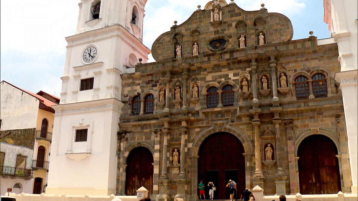 turismo-religioso-se-toma-el-casco-antiguo-en-semana-santa