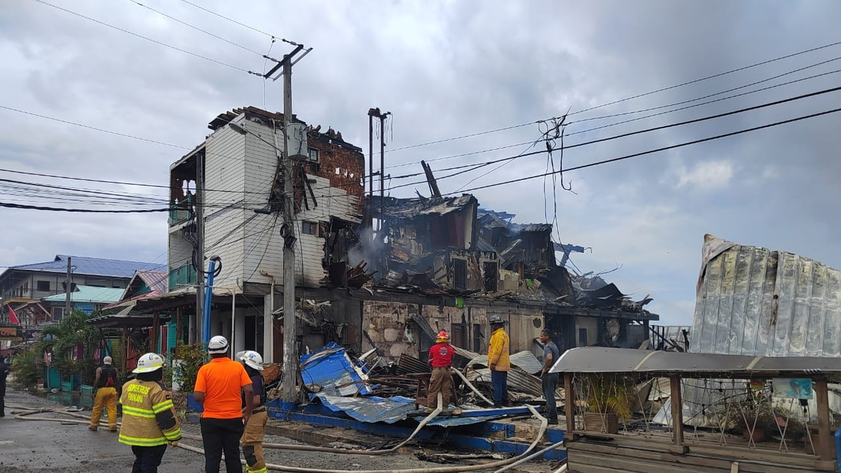 incendio-en-isla-colon:-cinco-locales-fueron-consumidos-por-el-fuego